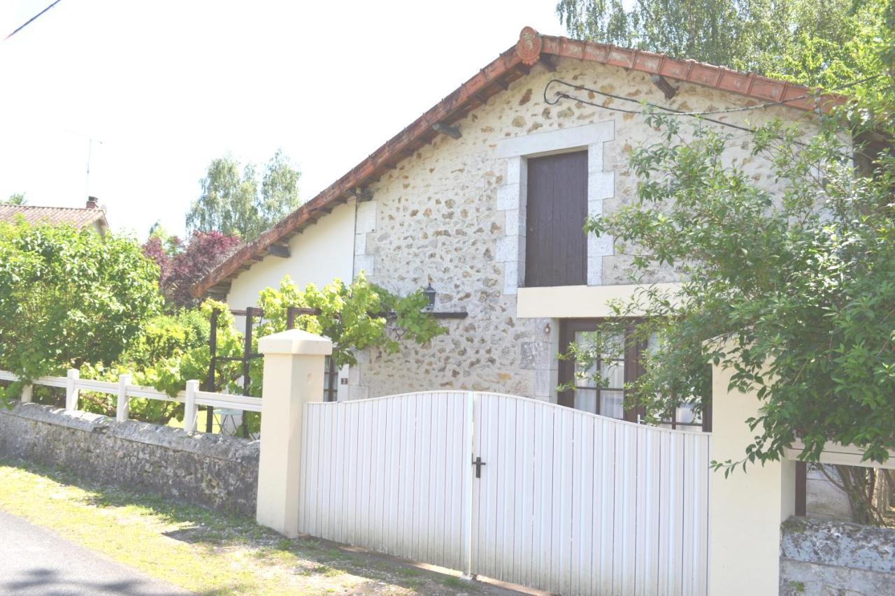 Les Bruyeres Gite Montbron Экстерьер фото